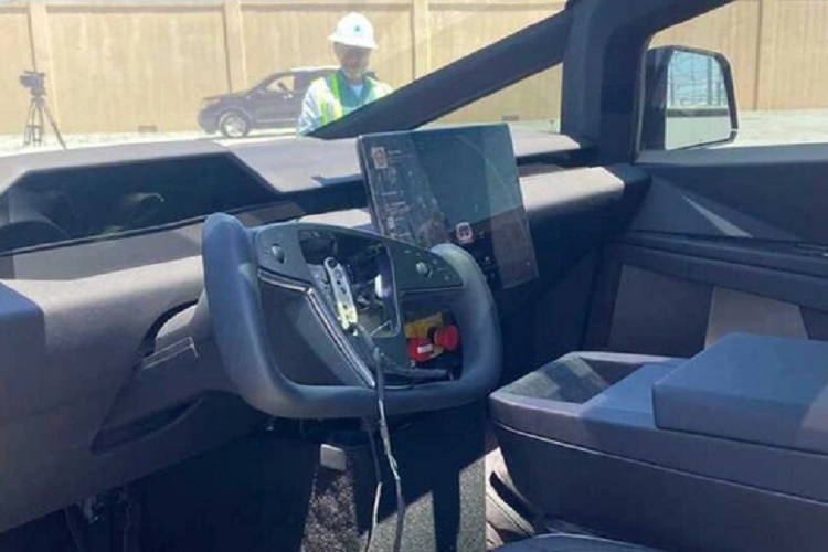 Thứ hai là bản Dual Motor AWD, sử dụng hai mô-tơ điện, cho khả năng tăng tốc từ 0-96 km/h trong khoảng 4,5 giây và tốc độ tối đa 195 km/h. Bản này sẽ có phạm vi hoạt động lên đến 480 km sau một lần sạc đầy. Thứ 3 là bản Tri Motor AWD, sử dụng 3 mô-tơ điện.