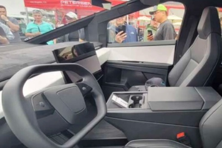 So với nguyên mẫu, vô-lăng Tesla Cybertruck dạng hình chữ nhật được thay bằng kiểu tứ giác thông thường hơn. Đặc biệt, chiếc ghế giữa ở ngay hàng ghế đầu tiên cũng biến mất, thay vào đó là bệ tì tay và hộc để đồ, có thể tích hợp cả sạc điện thoại không dây. Chưa hết, xe được trang bị cửa sổ trời panorama cỡ lớn cùng kính chắn gió phía trước được thiết kế ngả thấp.