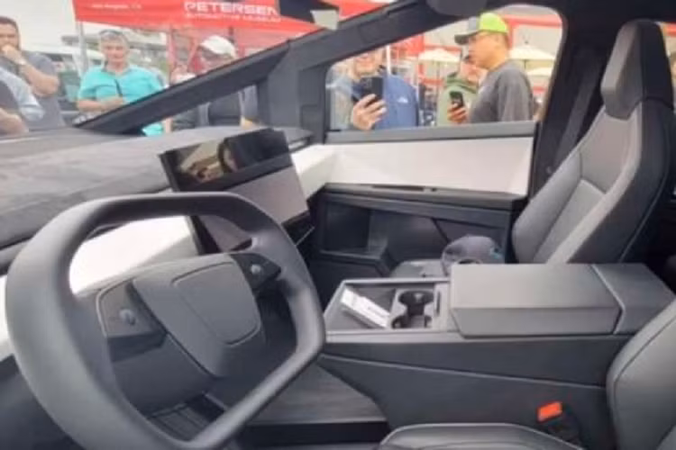 So với nguyên mẫu, vô-lăng Tesla Cybertruck dạng hình chữ nhật được thay bằng kiểu tứ giác thông thường hơn. Đặc biệt, chiếc ghế giữa ở ngay hàng ghế đầu tiên cũng biến mất, thay vào đó là bệ tì tay và hộc để đồ, có thể tích hợp cả sạc điện thoại không dây. Chưa hết, xe được trang bị cửa sổ trời panorama cỡ lớn cùng kính chắn gió phía trước được thiết kế ngả thấp.