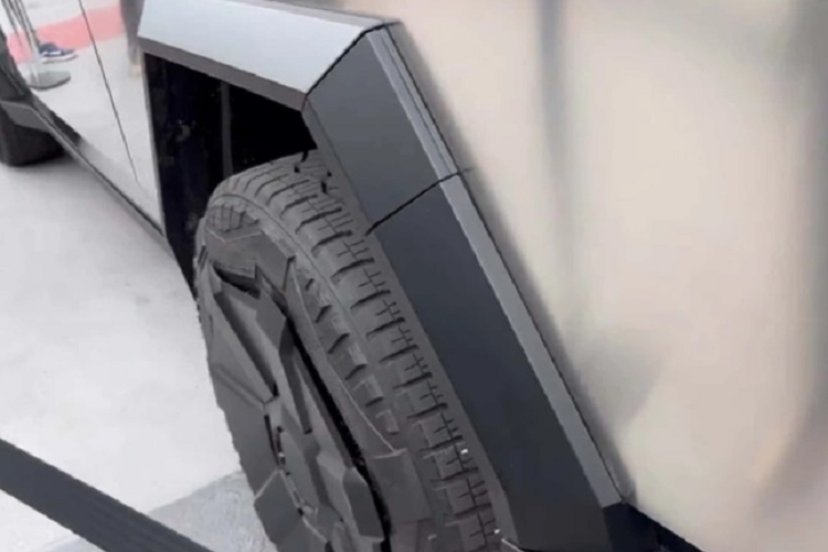 Bản này sẽ có phạm vi hoạt động lên đến 800 km sau một lần sạc, cho khả năng tăng tốc từ 0-96 km/h trong khoảng 2,9 giây và tốc độ tối đa 240 km/h. Cuối cùng là bản Quad Motor AWD cao cấp sử dụng 4 mô-tơ điện. Bản này sẽ có phạm vi hoạt động lên đến 1000 km sau một lần sạc, cho khả năng tăng tốc từ 0-96 km/h trong khoảng 2,5 giây và tốc độ tối đa 240 km/h.