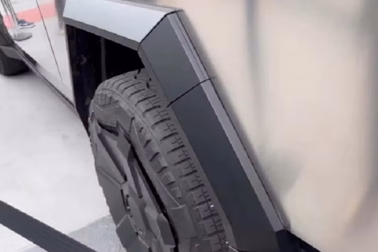 Bản này sẽ có phạm vi hoạt động lên đến 800 km sau một lần sạc, cho khả năng tăng tốc từ 0-96 km/h trong khoảng 2,9 giây và tốc độ tối đa 240 km/h. Cuối cùng là bản Quad Motor AWD cao cấp sử dụng 4 mô-tơ điện. Bản này sẽ có phạm vi hoạt động lên đến 1000 km sau một lần sạc, cho khả năng tăng tốc từ 0-96 km/h trong khoảng 2,5 giây và tốc độ tối đa 240 km/h.