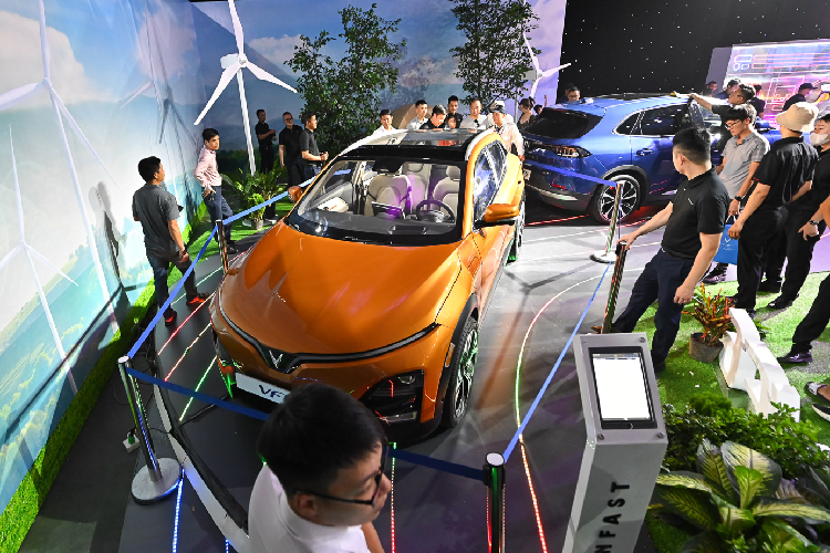  Vinfast VF6 2024 mới mang phong cách cá tính và tinh tế do nhà thiết kế nổi tiếng thế giới Torino Design chắp bút cùng VinFast. Như các "đàn anh" VF8 và VF9, mẫu xe điện cỡ nhỏ mang phong cách cá tính và tinh tế bên ngoài cùng trải nghiệm công nghệ tiên tiến hiện đại bên trong.