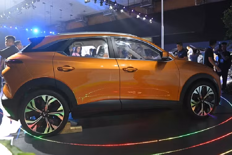 Chuỗi triển lãm sẽ mang đến cho công chúng “trọn bộ” hệ sinh thái xe điện của VinFast, bao gồm xe buýt điện, xe máy điện, xe đạp điện và toàn bộ dải sản phẩm ô tô điện, trải đủ các phân khúc cơ bản, từ mini car đến các phân khúc A-B-C-D-E (VF 3, VF5 Plus, VF e34, VF6, VF7, VF8 và VF9). Trong đó, các mẫu xe VF3, VF6, VF7 và xe đạp điện sẽ lần đầu tiên ra mắt người tiêu dùng Việt Nam.