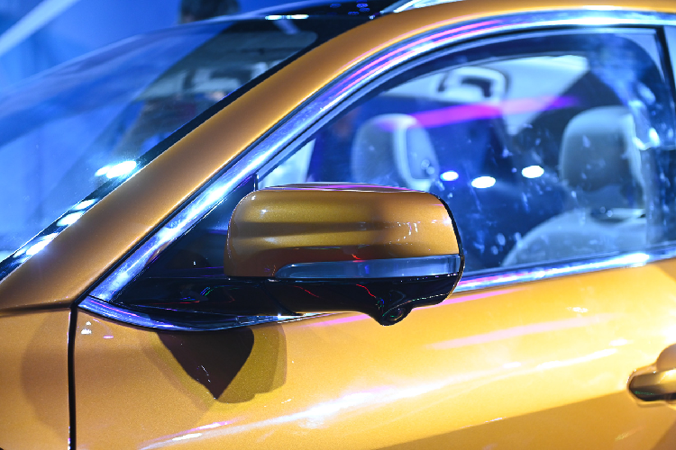 Xe cũng sở hữu cửa sổ trời panorama khá thoáng cùng màu nội thất trẻ trung. Bản concept VF6 từng được hãng xe Việt giới thiệu lần đầu tiên tại Triển lãm CES 2022 diễn ra ở Mỹ. Tại thời điểm đó, VF6 concept được đánh giá cao về thiết kế dù có kích thước nhỏ hơn dòng VF e34 đang bán tại Việt Nam.