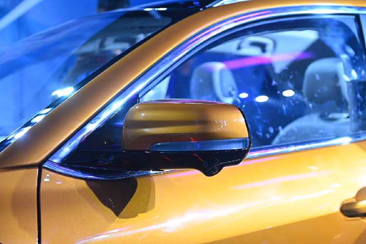 Xe cũng sở hữu cửa sổ trời panorama khá thoáng cùng màu nội thất trẻ trung. Bản concept VF6 từng được hãng xe Việt giới thiệu lần đầu tiên tại Triển lãm CES 2022 diễn ra ở Mỹ. Tại thời điểm đó, VF6 concept được đánh giá cao về thiết kế dù có kích thước nhỏ hơn dòng VF e34 đang bán tại Việt Nam.