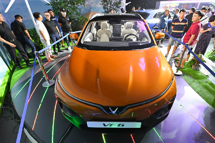 Mẫu xe SUV điện Vinfast VF6 vừa ra mắt tại Việt Nam được xem là lựa chọn hấp dẫn dành cho những người tìm kiếm mẫu xe điện gầm cao nhỏ gọn nhưng vẫn được trải nghiệm công nghệ tiên tiến.