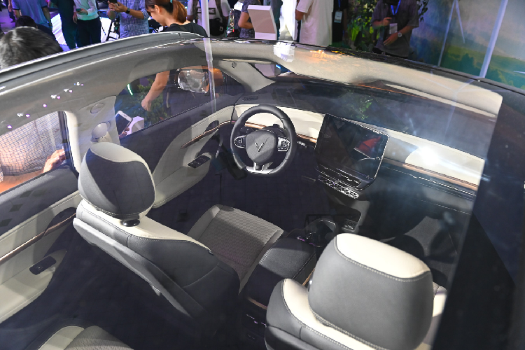 Đáng tiếc, thông số kỹ thuật cho bản VF6 tại Việt Nam vẫn chưa được hé lộ nhưng dựa theo thông tin trước đó tại Mỹ, xe sẽ có 2 bản Eco và Plus với tầm hoạt động lên đến 400 km.