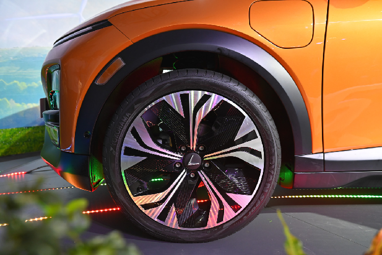 VinFast VF6 sở hữu bộ mâm phay bóng, kết hợp với vòm lốp là nhựa cứng màu đen. Cụm đèn hậu LED cũng vẫn mang thiết kế chữ V liền mạch giống các sản phẩm khác của VinFast hiện nay.