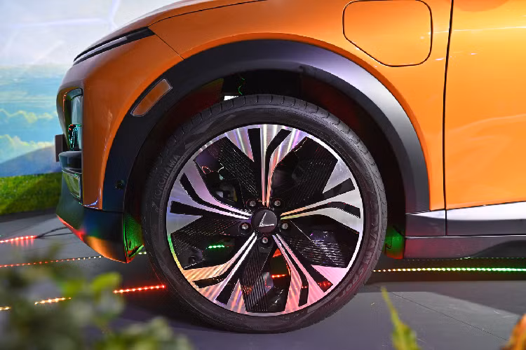 VinFast VF6 sở hữu bộ mâm phay bóng, kết hợp với vòm lốp là nhựa cứng màu đen. Cụm đèn hậu LED cũng vẫn mang thiết kế chữ V liền mạch giống các sản phẩm khác của VinFast hiện nay.