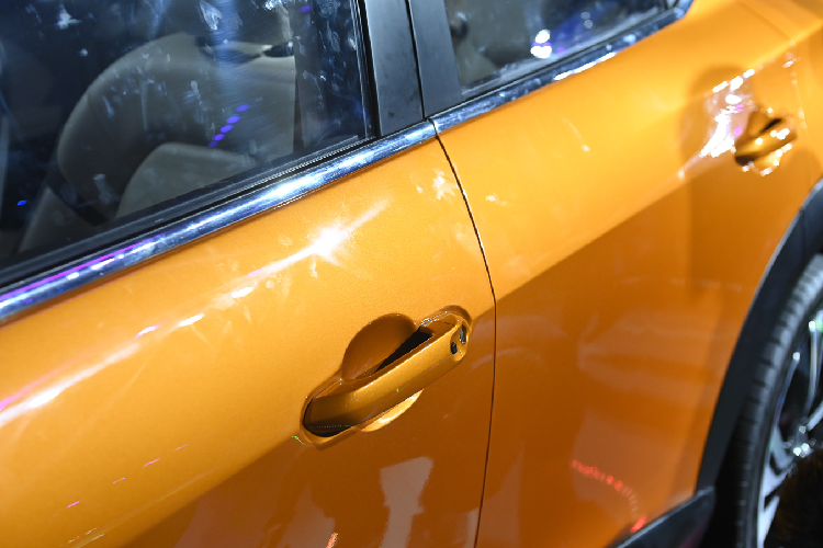 Lui xuống dưới nữa là hốc gió trung tâm và phần ốp nhựa đen cứng cáp. Ở ngay bên dưới khu vực lắp biển số xe là hệ thống radar, nằm trong gói công nghệ an toàn cao cấp sẽ được trang bị trên VF6. Cột C được nối liền với kính xe đằng sau bằng dải kính đen và chi tiết mạ chrome. 