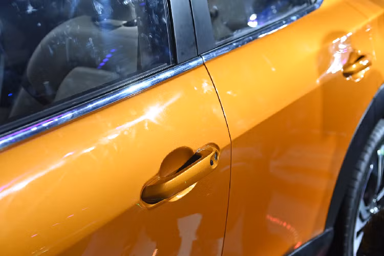 Lui xuống dưới nữa là hốc gió trung tâm và phần ốp nhựa đen cứng cáp. Ở ngay bên dưới khu vực lắp biển số xe là hệ thống radar, nằm trong gói công nghệ an toàn cao cấp sẽ được trang bị trên VF6. Cột C được nối liền với kính xe đằng sau bằng dải kính đen và chi tiết mạ chrome. 