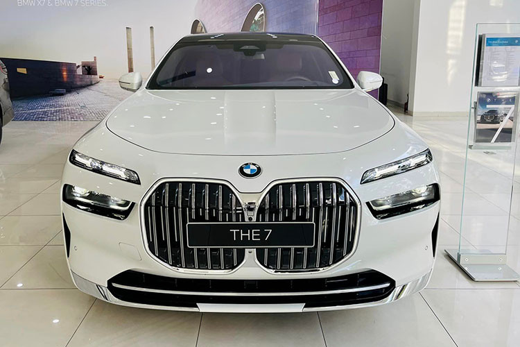 Động cơ tạo ra công suất tối đa 286 mã lực tại dải tua máy 5.000 - 6.500 vòng/phút và mô-men xoắn cực đại 425 Nm tại dải tua máy 1.600 - 4.500 vòng/phút. Mức giá xe BMW 735i 2023 đang bán ra chính hãng tại Việt Nam là từ 5,19 đến 5,3 tỷ đồng và được nhập khẩu từ Đức.