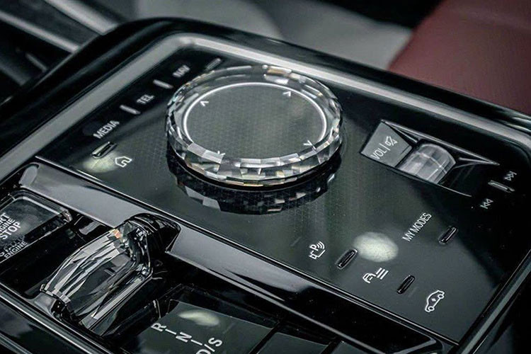 Trong khi đó, trên cửa sau có thêm màn hình cảm ứng 5,1 inch để chỉnh đèn viền, ghế và rèm che nắng. Đặc biệt, xe còn có hệ điều hành BMW Operating System 8.0, giúp hiển thị các ứng dụng trên màn hình trung tâm một cách rõ ràng và chi tiết hơn. Màn hình này còn có tính năng kết nối không dây với điện thoại thông minh.