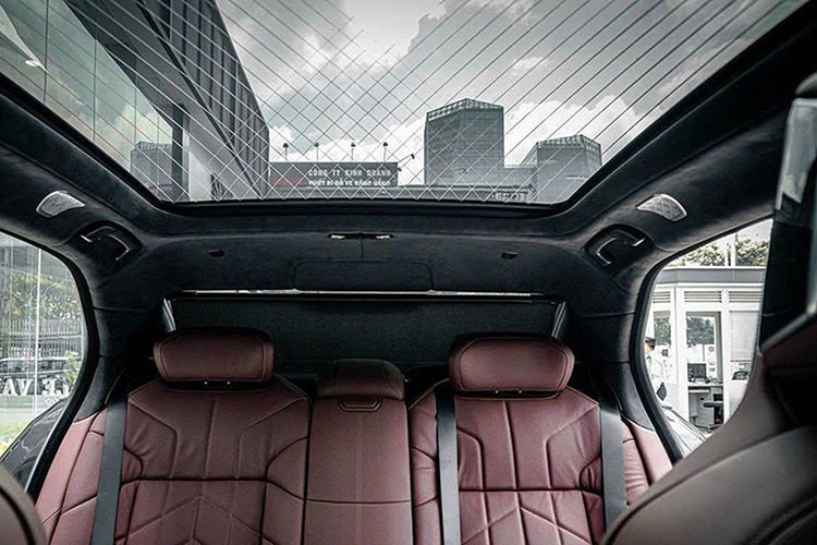 Bên cạnh đó là viền LED có tên Interaction Bar lần đầu tiên xuất hiện trên mẫu sedan hạng sang cỡ lớn này. Không chỉ có họa tiết cắt 3D tương tự pha lê và tích hợp hệ thống đèn nội thất đẹp mắt, Interaction Bar còn đi kèm một số nút điều khiển cơ bản như đóng mở cửa, điều chỉnh điều hòa,...