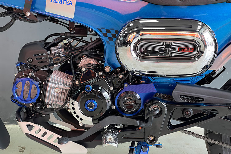 Honda Dax Tamiya có chiều dài/rộng/cao lần lượt là 1.760 - 760 - 1.020 mm. Xe sở hữu màu sơn xanh chủ đạo đi cùng các chi tiết như ốp logo chú chó Dachshund trên thân xe, ốp che ống xả được mạ crôm. Riêng hình ảnh chó Dachshund đội nón được khắc 3D và dòng chữ ST 125 sơn xanh trùng màu thân xe. Dax Tamiya co lốp không săm kích thước 12 inch, phanh đĩa kèm ABS, phuộc hành trình ngược ở bánh trước.