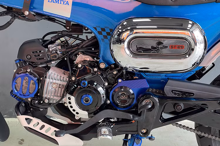 Honda Dax Tamiya có chiều dài/rộng/cao lần lượt là 1.760 - 760 - 1.020 mm. Xe sở hữu màu sơn xanh chủ đạo đi cùng các chi tiết như ốp logo chú chó Dachshund trên thân xe, ốp che ống xả được mạ crôm. Riêng hình ảnh chó Dachshund đội nón được khắc 3D và dòng chữ ST 125 sơn xanh trùng màu thân xe. Dax Tamiya co lốp không săm kích thước 12 inch, phanh đĩa kèm ABS, phuộc hành trình ngược ở bánh trước.