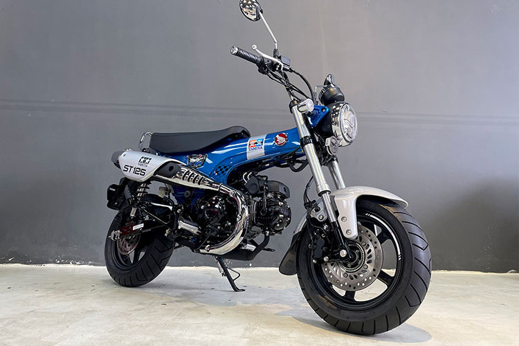 Bánh sau của xe lắp phanh đĩa không ABS, đèn pha và đèn hậu loại LED, đồng hồ dạng tròn kỹ thuật số. Cung cấp sức mạnh cho Dax ST125 Tamiya là khối động cơ xi-lanh đơn 4 kỳ SOHC làm mát bằng không khí, phun nhiên liệu điện tử PGM-FI kết hợp với hộp số côn tự động 4 cấp có công suất 9,38 mã lực tại 7.000 vòng/phút và mô-men xoắn 10,8 Nm tại 5.000 vòng/phút.