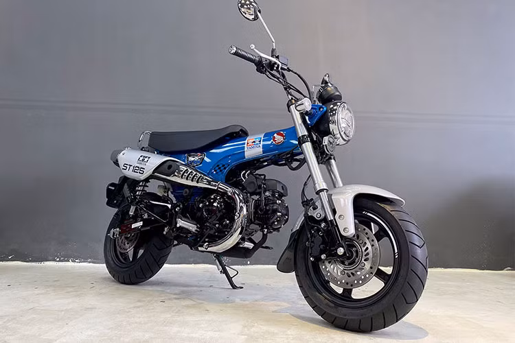 Bánh sau của xe lắp phanh đĩa không ABS, đèn pha và đèn hậu loại LED, đồng hồ dạng tròn kỹ thuật số. Cung cấp sức mạnh cho Dax ST125 Tamiya là khối động cơ xi-lanh đơn 4 kỳ SOHC làm mát bằng không khí, phun nhiên liệu điện tử PGM-FI kết hợp với hộp số côn tự động 4 cấp có công suất 9,38 mã lực tại 7.000 vòng/phút và mô-men xoắn 10,8 Nm tại 5.000 vòng/phút.