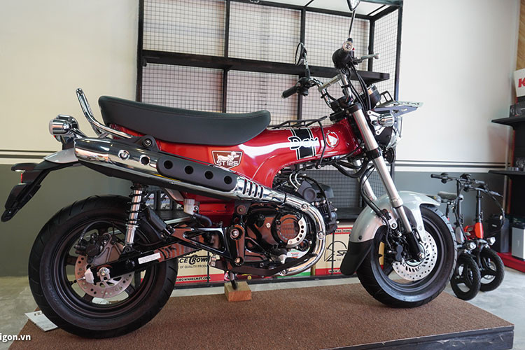 Cung cấp sức mạnh cho Honda ST125 Dax là động cơ xi-lanh đơn, dung tích 124cc, công suất 9,25 mã lực, kết hợp với hộp số bốn cấp. Xe được trang bị giảm xóc hành trình ngược ở phía trước kết hợp hệ thống chống bó cứng phanh ABS, bánh sau chỉ dùng phanh đĩa thông thường.