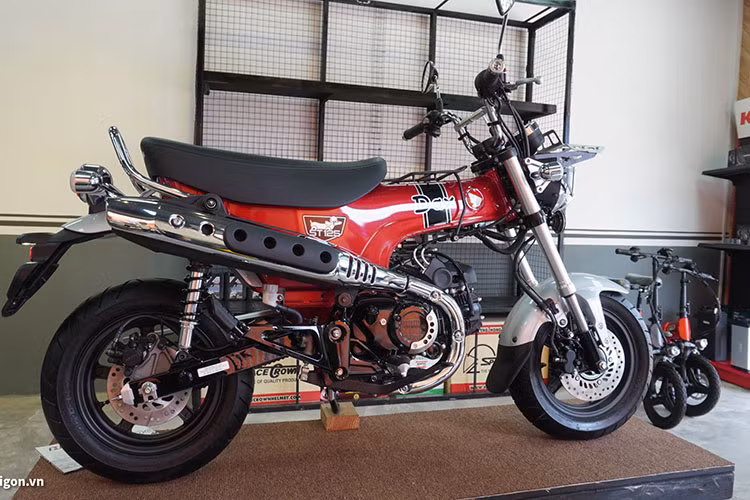Cung cấp sức mạnh cho Honda ST125 Dax là động cơ xi-lanh đơn, dung tích 124cc, công suất 9,25 mã lực, kết hợp với hộp số bốn cấp. Xe được trang bị giảm xóc hành trình ngược ở phía trước kết hợp hệ thống chống bó cứng phanh ABS, bánh sau chỉ dùng phanh đĩa thông thường.
