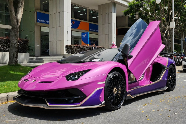Chưa dừng lại ở đó, chiếc Lamborghini Aventador Roadster này còn được những người thợ Việt Nam nâng cấp bộ bodykit của SVJ, gắn thêm đèn gầm và trang bị ống xả của Overdose.