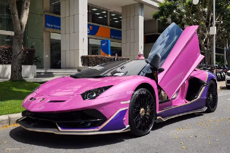Chưa dừng lại ở đó, chiếc Lamborghini Aventador Roadster này còn được những người thợ Việt Nam nâng cấp bộ bodykit của SVJ, gắn thêm đèn gầm và trang bị ống xả của Overdose.