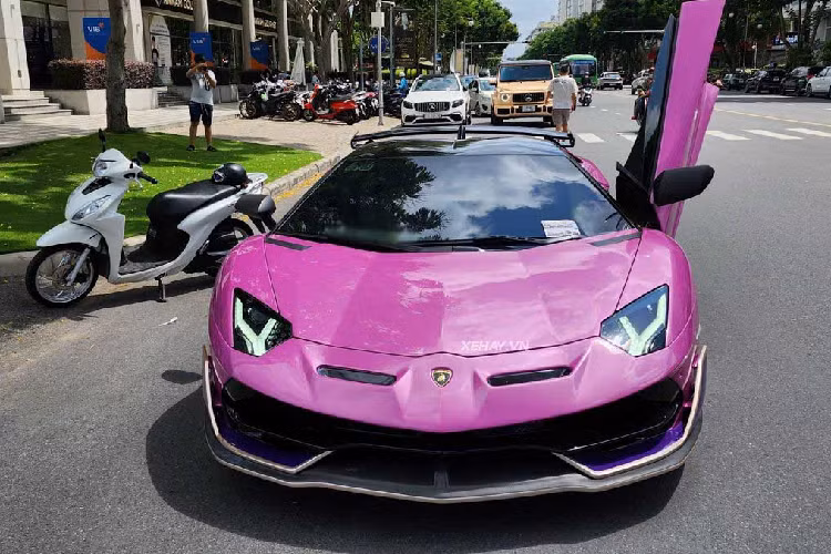 Với ngoại hình vốn đã rất nổi bật, Lamborghini Aventador Roadster khi khoác lên mình “chiếc áo” tím lại càng trở nên ấn tượng, hút mắt người đi đường. Cụ thể, khu vực đầu và thân xe mang màu tím trong khi một phần đuôi xe lại có màu xanh dương. Ngoài ra, lớp “áo” của Lamborghini Aventador Roadster còn có điểm nhấn sọc màu trắng và ở cản trước và bên hông xe.