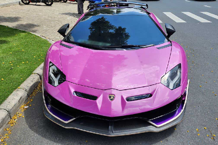 Theo đó, mỗi chiếc Lamborghini Aventador Roadster tại Việt Nam lại sở hữu một màu sơn ngoại thất khác nhau. Được biết, trước khi khoác “chiếc áo” màu tím hiện tại, “siêu bò” có màu ngoại thất đen nhám.