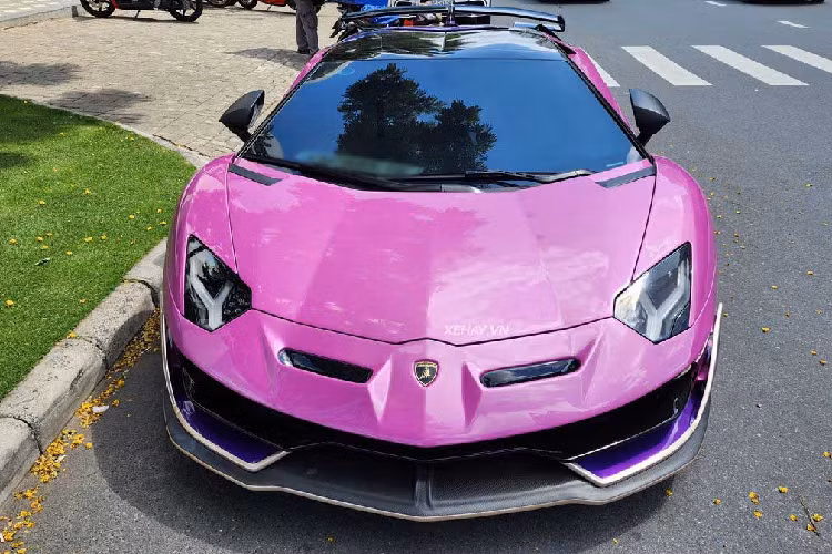 Theo đó, mỗi chiếc Lamborghini Aventador Roadster tại Việt Nam lại sở hữu một màu sơn ngoại thất khác nhau. Được biết, trước khi khoác “chiếc áo” màu tím hiện tại, “siêu bò” có màu ngoại thất đen nhám.