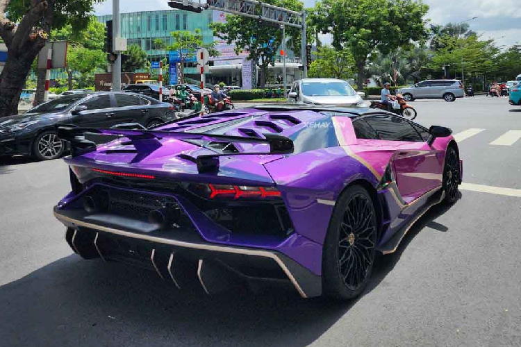 Về truyền động, chiếc siêu xe Lamborghini Aventador Roadster này sử dụng động cơ 6,5 lít V12 công suất 700 mã lực, mô-men xoắn cực đại 690 Nm đi kèm hộp số 7 cấp ly hợp kép. Ngoài ra, siêu bò còn được trang bị cộng nghệ ngắt bớt xy-lanh và hệ thống dừng động cơ stop/start, giúp giảm đáng kể lượng nhiên liệu tiêu thụ và mức khí thải. Thời gian tăng tốc từ 0 lên 100 km/h chỉ mất 2,9 giây, tốc độ tối đa 349 km/h.
