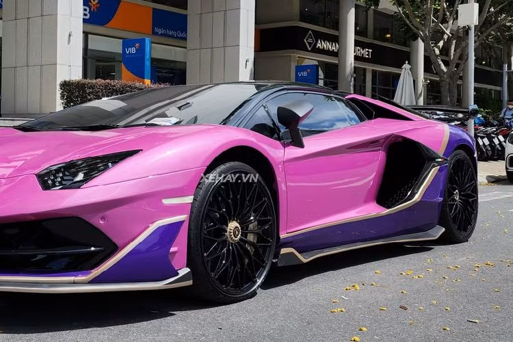 Lamborghini Aventador Roadster có chiều dài cơ sở 2.700 mm, chiều dài tổng thể 4.780 mm, chiều rộng 2.030 mm, chiều cao 1.136 mm và trọng lượng khô 1.625 kg. Tỷ lệ phân bổ trọng lượng trước sau là 43/57.