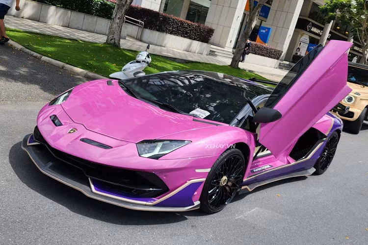  Lamborghini Aventador Roadster mui trần là mẫu xe rất được các đại gia Việt ưa chuộng. Tính đến thời điểm hiện tại, số lượng xe tại dải đất hình chữ S lên tới hơn 10 chiếc với các phiên bản từ Coupe, Roadster cho đến bản S, SV và SV Roadster. Trong đó, phiên bản Aventador Roadster chiếm gần một nửa số lượng này, khoảng 4 chiếc.