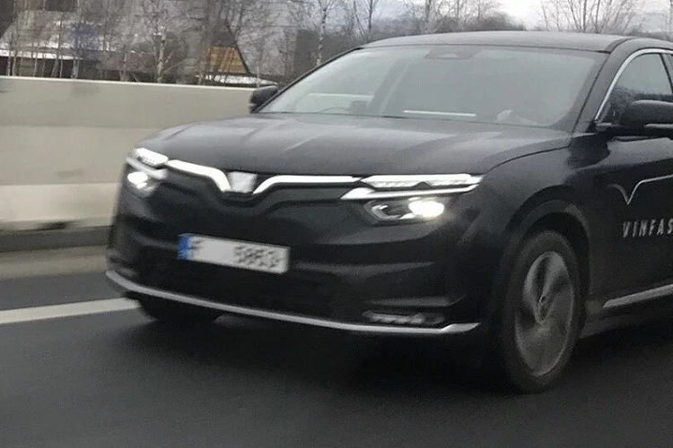 Mới đây, cánh săn ảnh tại Cộng hòa Séc đã bất ngờ bắt gặp những chiếc ôtô điện mang thương hiệu VinFast VF8 đang chạy thử trên đường phố nước này. Một chiếc bị bắt gặp trên cao tốc I/35 ở khu vực giữa thành phố Liberec và thị trấn Chrastava. Chiếc khác lại xuất hiện ở thị trấn Litoměřice thuộc huyện Litoměřice, vùng Ústecký của Cộng hòa Séc.