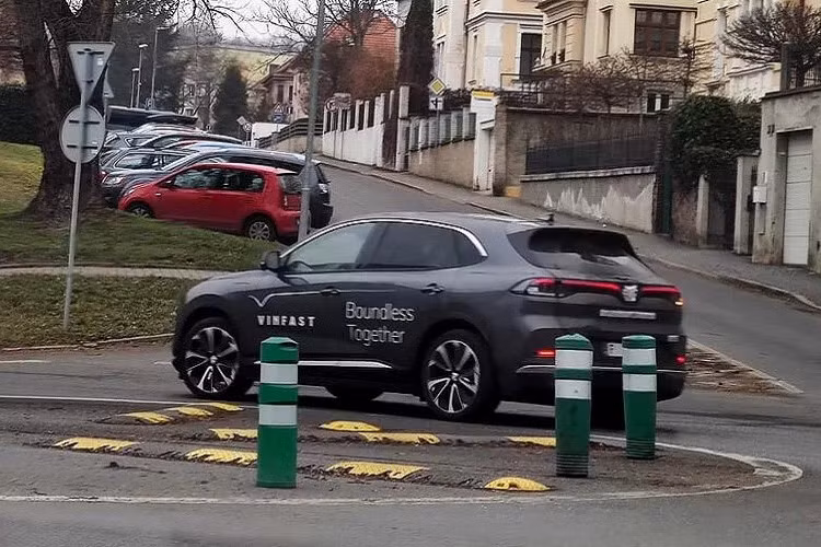 Ngoài ra, VinFast VF8 còn chuẩn bị được giao cho khách hàng Mỹ vào cuối tháng 2/2023 này. Lần đầu tiên ra mắt vào năm 2021, VF8 là mẫu ô tô điện thứ 2 bán ra tại thị trường Việt Nam của thương hiệu VinFast, sau VF e34. Vào tháng 3/2022, VinFast đã bắt đầu mở bán mẫu ô tô điện này ở thị trường trong nước.