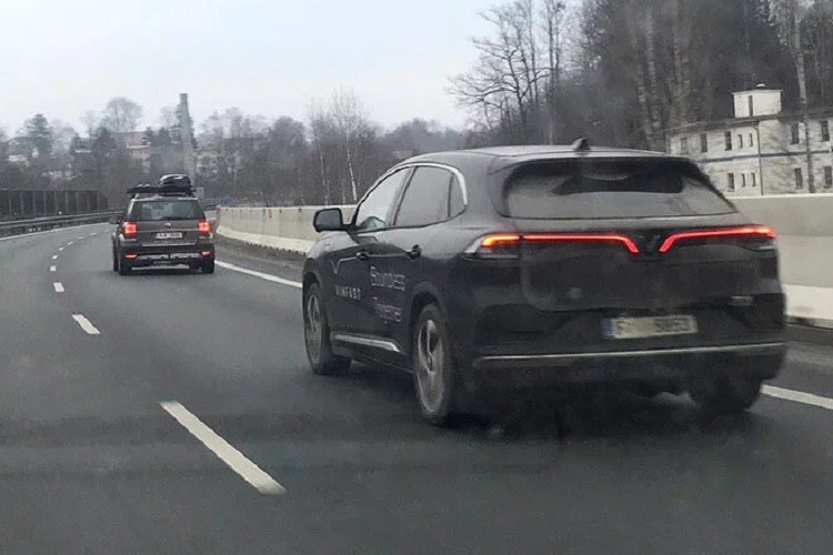 Cả hai chiếc VinFast VF8 tại Séc đều có màu sơn giống nhau cũng như dòng chữ "VinFast" và "Boundless Together" trên sườn xe. Riêng chiếc xuất hiện tại Litoměřice không bị dán kín logo như chiếc còn lại. Việc VinFast VF8 chạy thử tại Cộng hòa Séc có thể là tín hiệu cho thấy mẫu ô tô điện "made in Vietnam" chuẩn bị ra mắt thị trường này.