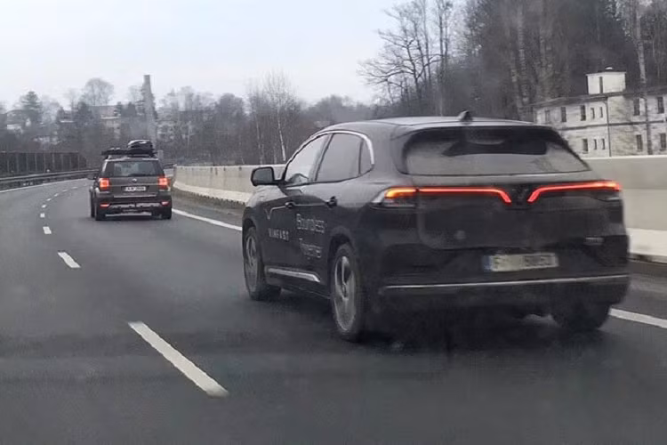 Cả hai chiếc VinFast VF8 tại Séc đều có màu sơn giống nhau cũng như dòng chữ "VinFast" và "Boundless Together" trên sườn xe. Riêng chiếc xuất hiện tại Litoměřice không bị dán kín logo như chiếc còn lại. Việc VinFast VF8 chạy thử tại Cộng hòa Séc có thể là tín hiệu cho thấy mẫu ô tô điện "made in Vietnam" chuẩn bị ra mắt thị trường này.