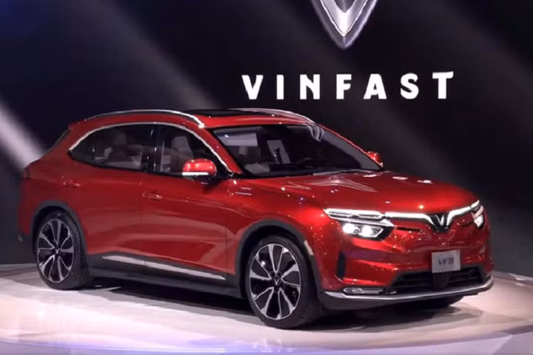 Trong khi đó, giá niêm yết của VinFast VF8 là 1,129 tỷ đồng ở bản Eco và 1,309 tỷ đồng ở bản Plus nếu không bao gồm pin. Giá kèm pin của xe là 1,459 tỷ đồng với bản Eco và 1,639 tỷ đồng với bản Plus. Giá bán này đã gồm gói trang bị hỗ trợ người lái ADAS và Smart Service trị giá 132 triệu đồng.