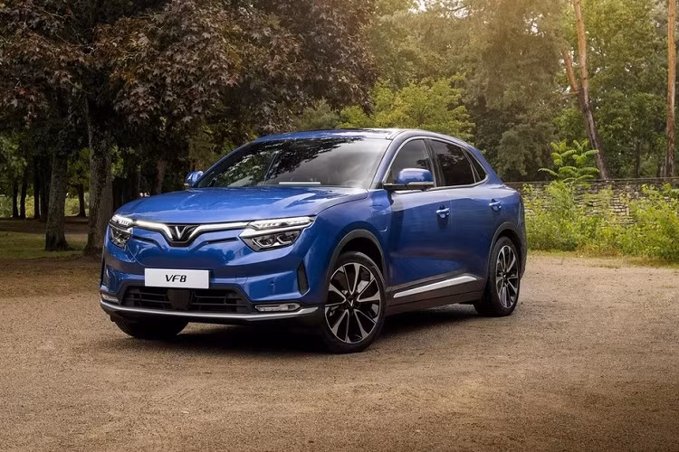 Sang đầu tháng 1/2023, giá VinFast VF8 tiếp tục "hạ nhiệt", xuống còn 783 triệu đồng ở bản Eco và 963 triệu đồng ở bản Plus. Mới đây, các nhân viên tư vấn bán hàng tại đại lý lại chào bán VinFast VF8 với giá chỉ 75x triệu đồng cho bản Eco và 9xx triệu đồng cho bản Plus vì giá mua voucher Vinhomes giảm.