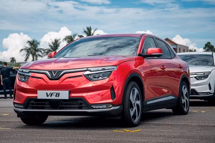 Sang tháng 9/2022, những chiếc VinFast VF8 đầu tiên đã được giao cho khách hàng tiên phong tại Việt Nam. Trong thời gian qua, giá xe VinFast VF8 tại Việt Nam liên tục có những sự biến động.