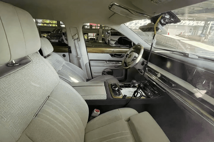 Hình dạng của đèn báo rẽ đã được tối ưu hóa lại và tích hợp với đèn sương mù, cản va cũng được thiết kế lại, không còn theo phong cách hoài cổ mà theo phong cách hiện đại. Thiết kế bên hông xe dường như không có nhiều thay đổi, nhưng có thể cảm nhận được kích thước của thân xe đã được kéo dài ra, đặc biệt là cửa sổ sau dài hơn bản trước, nhiều khả năng sẽ mang đến không gian hành khách cực kỳ rộng rãi.