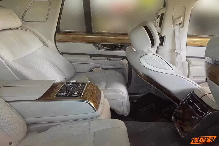 Ở đuôi xe, ngoại hình của Hồng Kỳ L5 thế hệ mới trông hài hòa hơn, cụm đèn hậu dựng dọc, được kéo lên trên cốp, ống xả cũng được thiết kế mới. Bức ảnh chụp nội thất xe cho thấy, toàn bộ bảng điều khiển trung tâm sử dụng màn hình đôi xuyên suốt, trang trí vân gỗ vẫn được giữ lại trên xe nhưng tất cả các nút bấm vật lý đều tập trung ở khu vực cần số trung tâm.