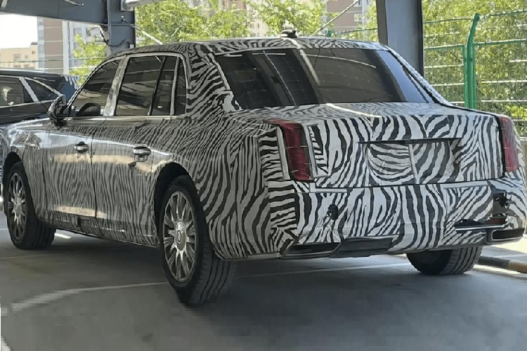 Chỉ biết rằng, các tay săn ảnh đã chụp lại được 1 chiếc xe sedan Hồng Kỳ L5 2023 mới được ngụy trang rất cẩn thận, chiếc xe thử nghiệm này dường như đã gần đạt đến trạng thái sản xuất hàng loạt, qua đó cho ta 1 số hình dung về thiết kế.