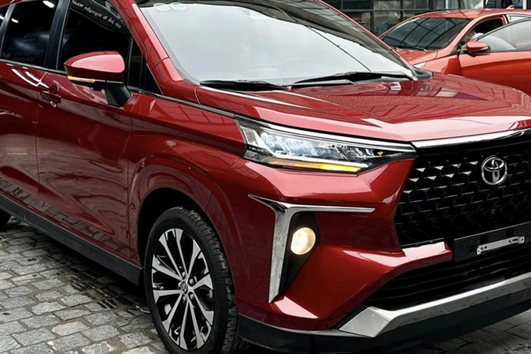 Trang bị an toàn của xe cũng khá đầy đủ trong phân khúc nhờ sự xuất hiện của 6 túi khí, camera 360 độ, hệ thống cân bằng điện tử, hỗ trợ khởi hành ngang dốc, cảnh báo điểm mù, cảnh báo phương tiện cắt ngang khi lùi, cảnh báo tiền va chạm, đèn pha tự động, cảnh báo lệch làn đường, kiểm soát chân ga và cảnh báo khi phương tiện phía trước khởi hành.