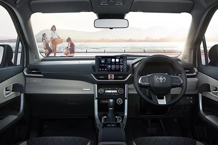 Tại thị trường Thái Lan, Toyota Veloz bản Premium có những trang bị ngoại thất như đèn pha LED phản xạ đa hướng với tính năng chờ dẫn đường, đèn LED định vị ban ngày, đèn báo rẽ chạy đuổi, đèn sương mù trước, đèn hậu LED, gương chiếu hậu gập điện/chỉnh điện/tích hợp đèn báo rẽ và đèn soi chân gương, baga nóc, ăng ten vây cá,...