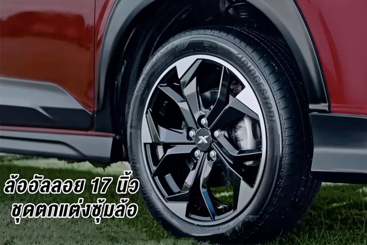 Bên trong xe là không gian nội thất 7 chỗ với ghế bọc da pha nỉ phối 2 màu đen - xám, ghế lái chỉnh tay 6 hướng, ghế phụ lái chỉnh tay 4 hướng, vô lăng bọc da, đèn viền trang trí, bảng đồng hồ kỹ thuật số 7 inch