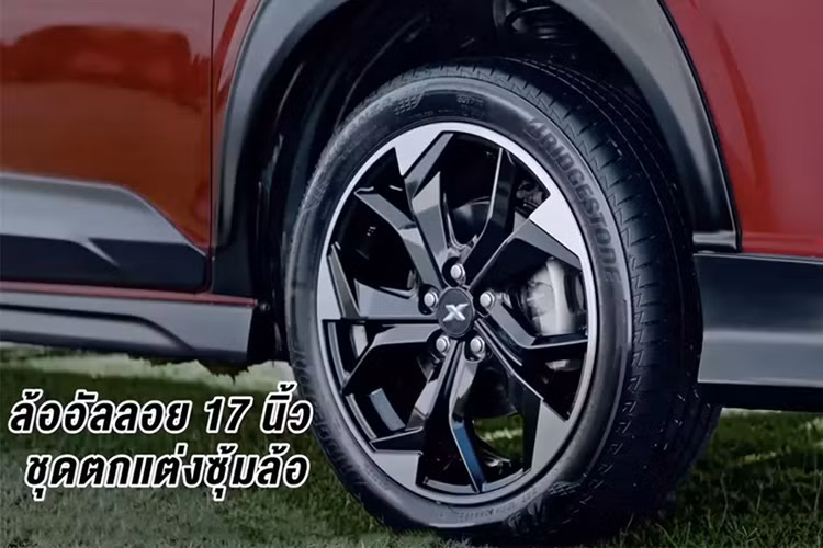 Bên trong xe là không gian nội thất 7 chỗ với ghế bọc da pha nỉ phối 2 màu đen - xám, ghế lái chỉnh tay 6 hướng, ghế phụ lái chỉnh tay 4 hướng, vô lăng bọc da, đèn viền trang trí, bảng đồng hồ kỹ thuật số 7 inch