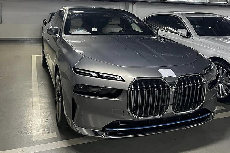 Khác với chiếc xe tại trung tâm đăng kiểm khí thải, chiếc sedan điện BMW i7 2023 trong hình ảnh rò rỉ này lại được sơn màu xám thay vì đen. Theo thông tin từ đại lý, BMW i7 2023 sẽ được ra mắtngay trong tháng 4/2023 này, cùng với 2 phiên bản khác cũng thuộc dòng 7-series là BMW 740i và 760i. Giá bán của cả 3 phiên bản này chưa được hãng xe tiết lộ.