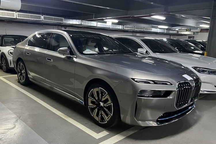 Mới đây, hình ảnh về một chiếc BMW i7 xuất hiện tại garage đại lý chính hãng của BMW Việt Nam đã nhanh chóng lan truyền trên mạng xã hội. Chiếc xe lộ diện hoàn toàn và không hề được che chắn như những hình ảnh trước đó. Việc này cho thấy BMW i7 2023 mới đã sẵn sàng tới tay người tiêu dùng Việt Nam.
