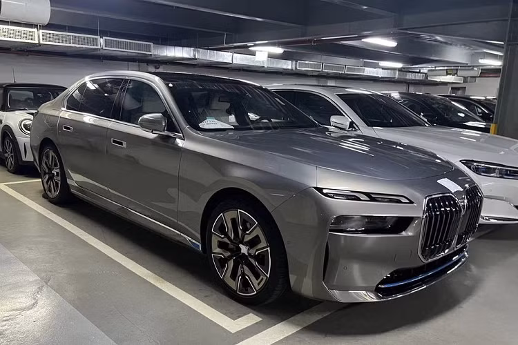 Mới đây, hình ảnh về một chiếc BMW i7 xuất hiện tại garage đại lý chính hãng của BMW Việt Nam đã nhanh chóng lan truyền trên mạng xã hội. Chiếc xe lộ diện hoàn toàn và không hề được che chắn như những hình ảnh trước đó. Việc này cho thấy BMW i7 2023 mới đã sẵn sàng tới tay người tiêu dùng Việt Nam.