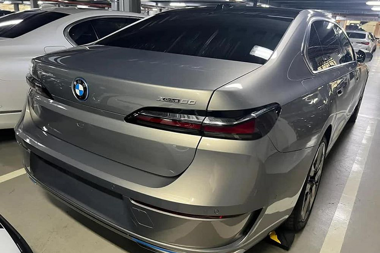 BMW i7 ra mắt tại Việt Nam là phiên bản xDrive60 với 2 mô-tơ điện có công suất 536 mã lực và mô-men xoắn cực đại 745 Nm. Nhờ đó, xe có thể tăng tốc từ 0-100 km/giờ trong thời gian chỉ 4,7 giây và đạt vận tốc tối đa 240 km/giờ. Cụm pin lithium-ion có dung lượng 101,7 kWh giúp xe di chuyển quãng đường 625 km sau mỗi lần sạc đầy pin.